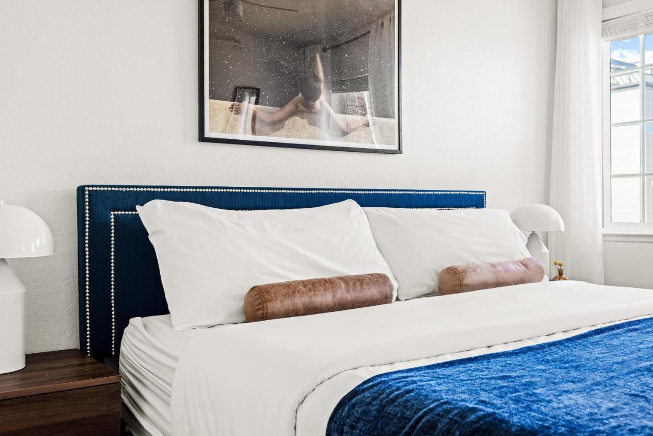 Bright & Modern Retreat - King Beds - Sloans DEN