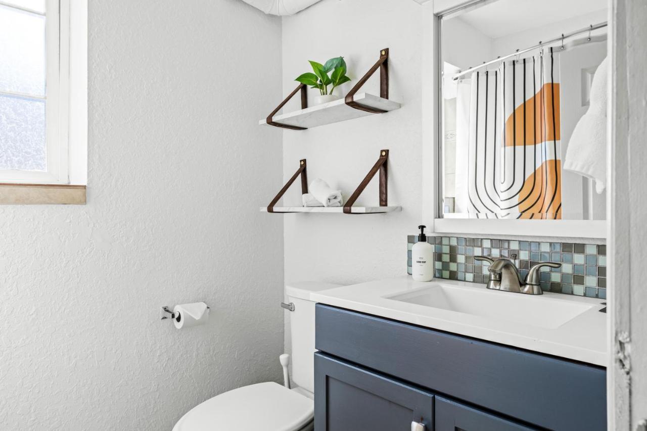 Bright & Modern Retreat - King Beds - Sloans Appartement